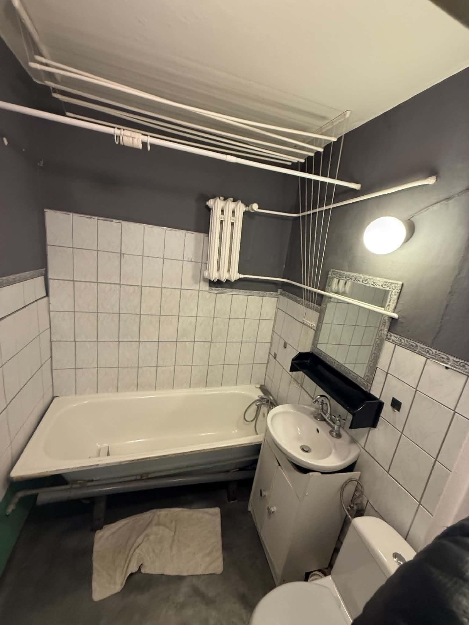 Przed - Łazienka Zamość bardzo trudne przeróbki CO i całej hydrauliki dla tego , že wieżowiec jest z plyty żelbetowej, ale dla nas niema limitu.