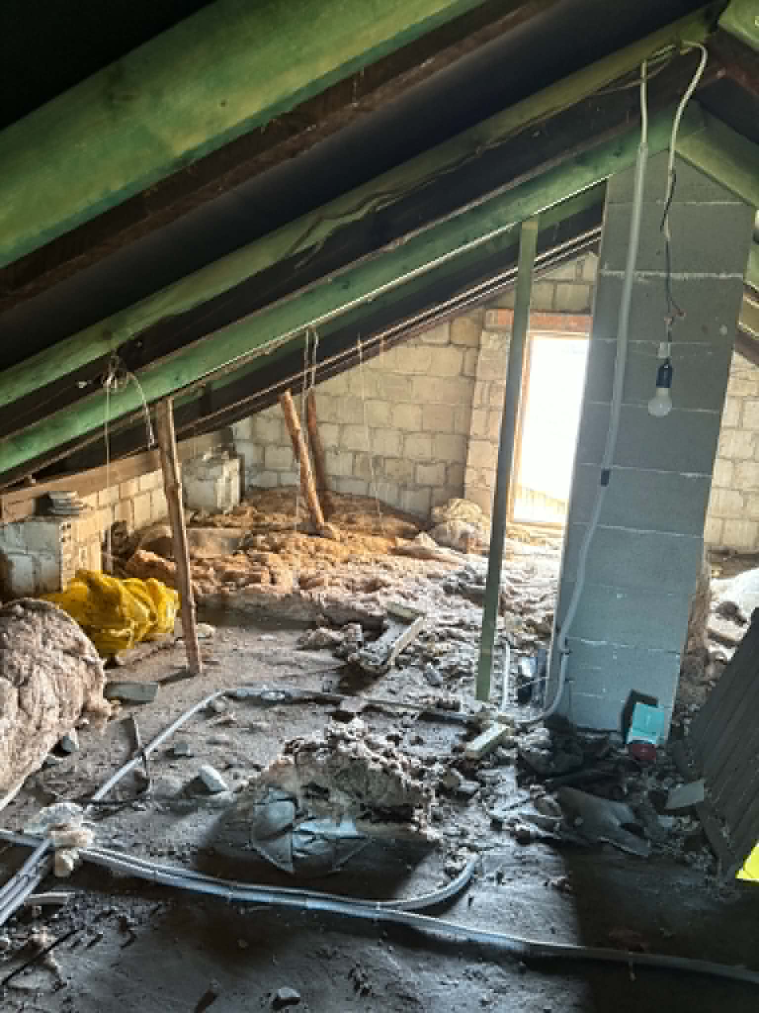 Przed - Metamorfoza poddasza z zasypanego śmieciami aż po przytulny ciepły pokój o wielkości 60 m2